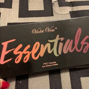 Essentials - pro series eyeshadow palette